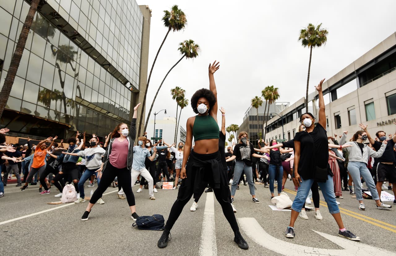 En beverly Hills los manifestantes realizaron un baile durante la protesta frente Academia de Artes y Ciencias Cinematográficas, el 5 de junio.
<br>
<br>
<br>