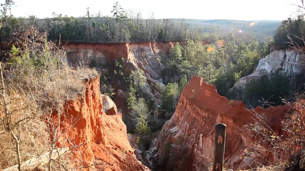 Barrancos masivos de hasta 150 pies de profundidad fueron causados simplemente por malas prácticas agrícolas durante el siglo XIX, pero hoy en día sirven para hacer algunas de las fotografías más bonitas que se puedan tomar en el estado.