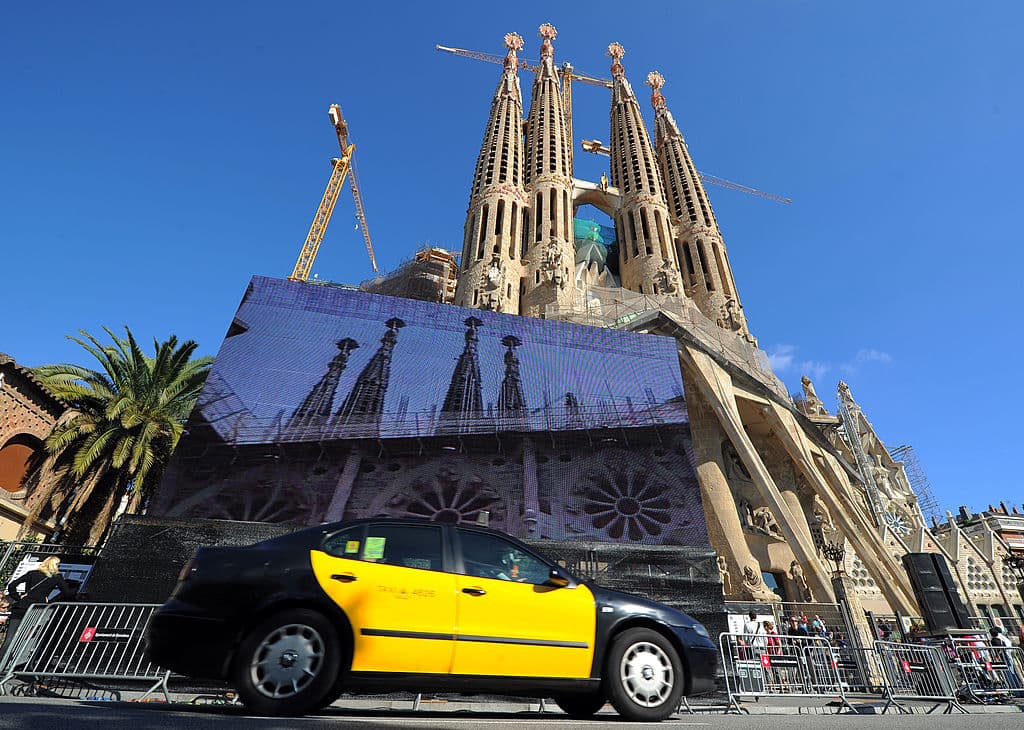 Un taxista devuelve una maleta con más de 10,000 dólares olvidada por un cliente en España