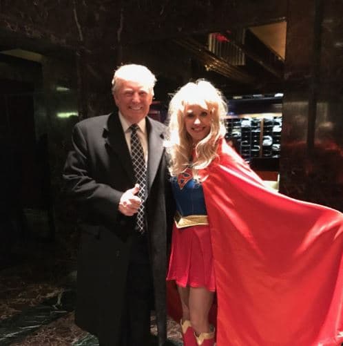Kellyanne Conway tuiteó esta foto con Donald Trump con el mensaje: "Honrando al último héroe en la fiesta de Mercer 'Héroes y villanos' en Long Island. ¡La multitud encantada con la sorpresa!"