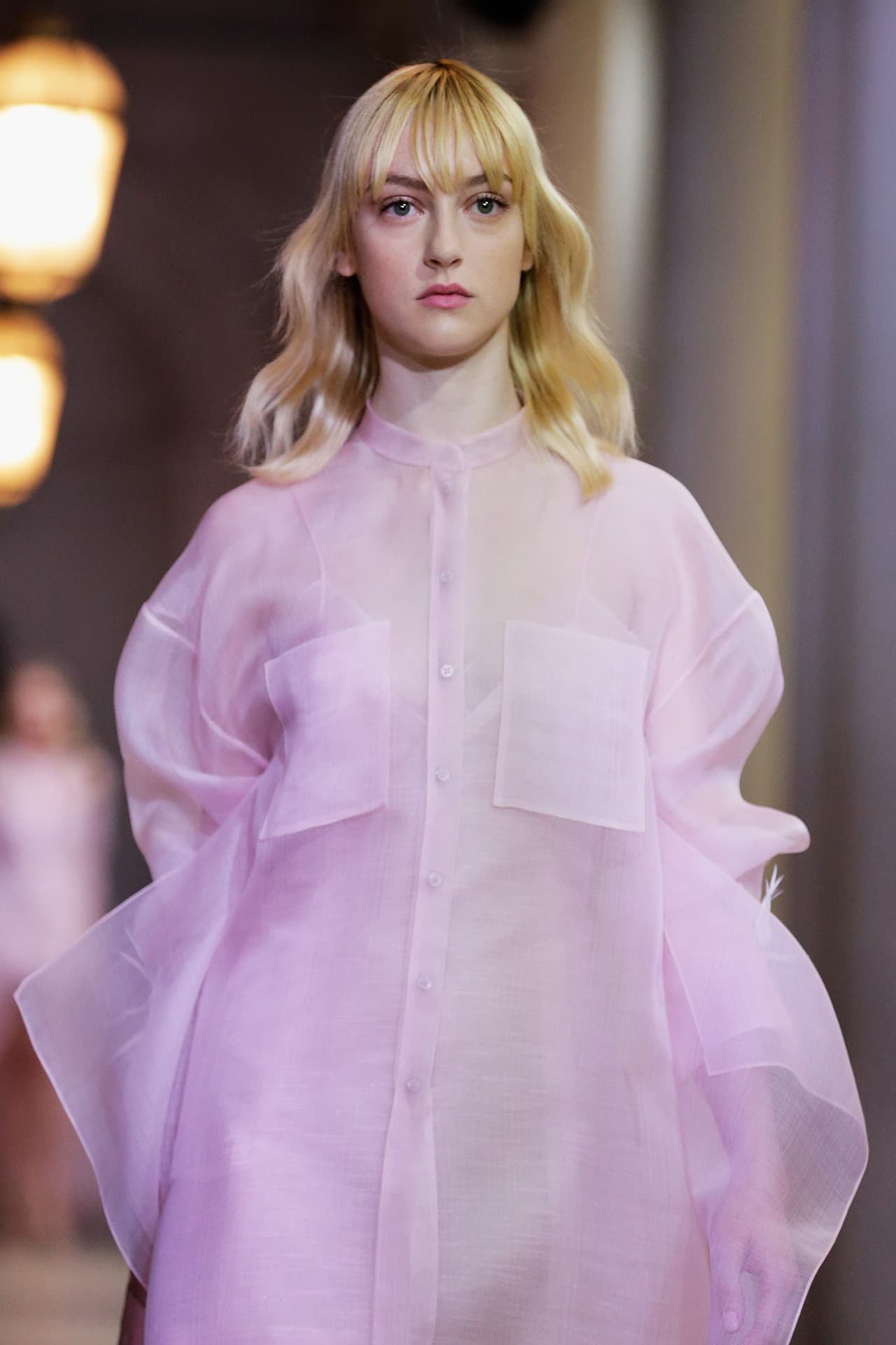 La delicadeza con la que Herrera maneja las transparencias y aberturas es excepcional.