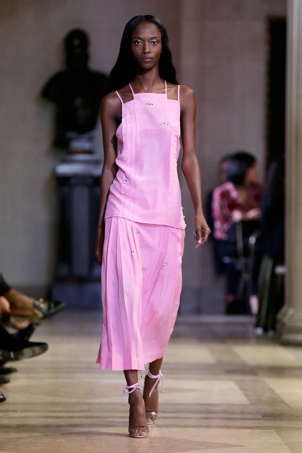 Con diseños que enmarcan la silueta a la perfección, la pasarela de Carolina Herrera conquistó.