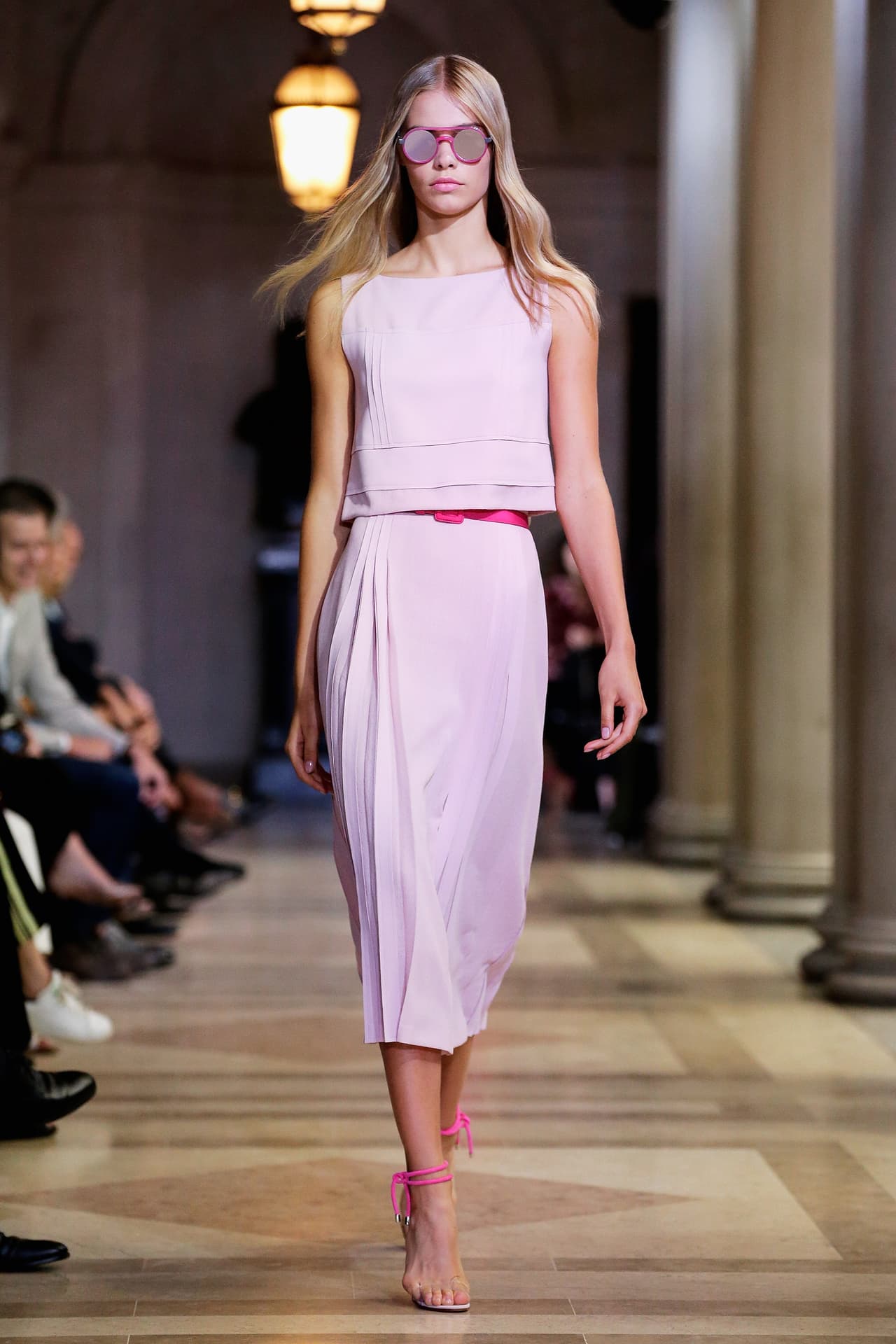 Los cortes clásicos de faldas y tops en color rosa enamoraron a los asistentes.