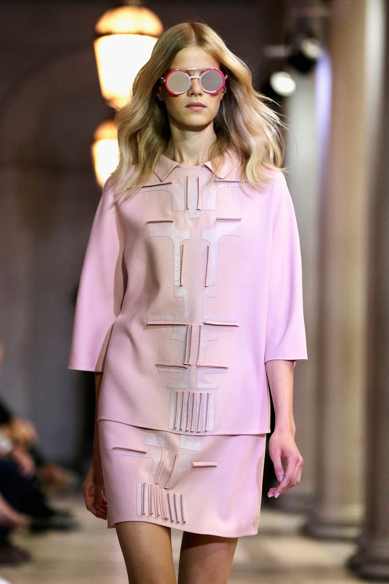 Con recato y elegancia la diseñadora le demostró a las partidarias de enseñar el cuerpo a todo lo que da, que no es necesario para lucir increíble.