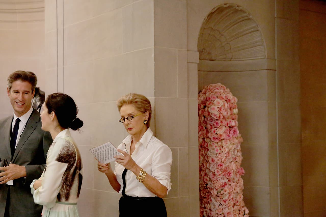 La diseñadora estuvo muy pendiente de que la pasarela fuera perfecta durante el NYFW.