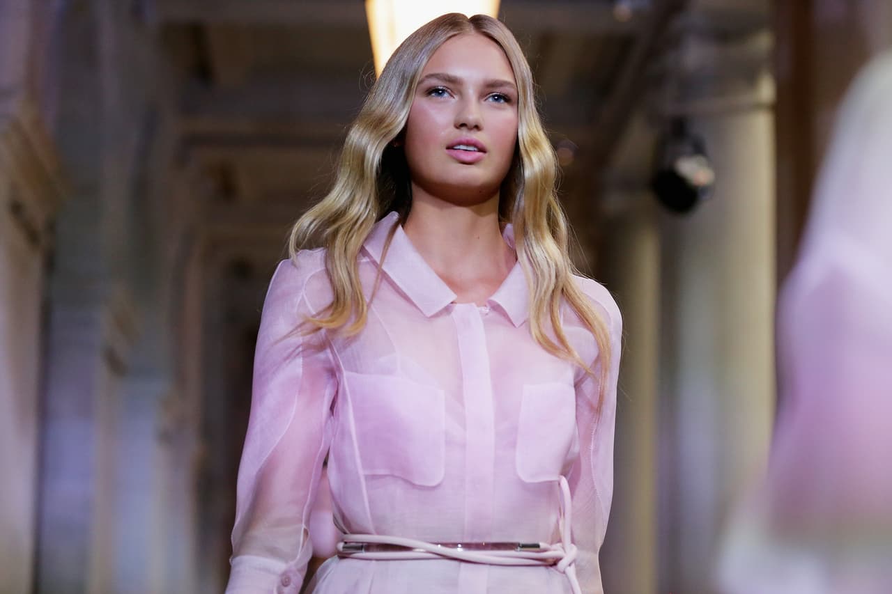 Sin mostrar de más y con el tono justo para hacer resaltar la silueta.