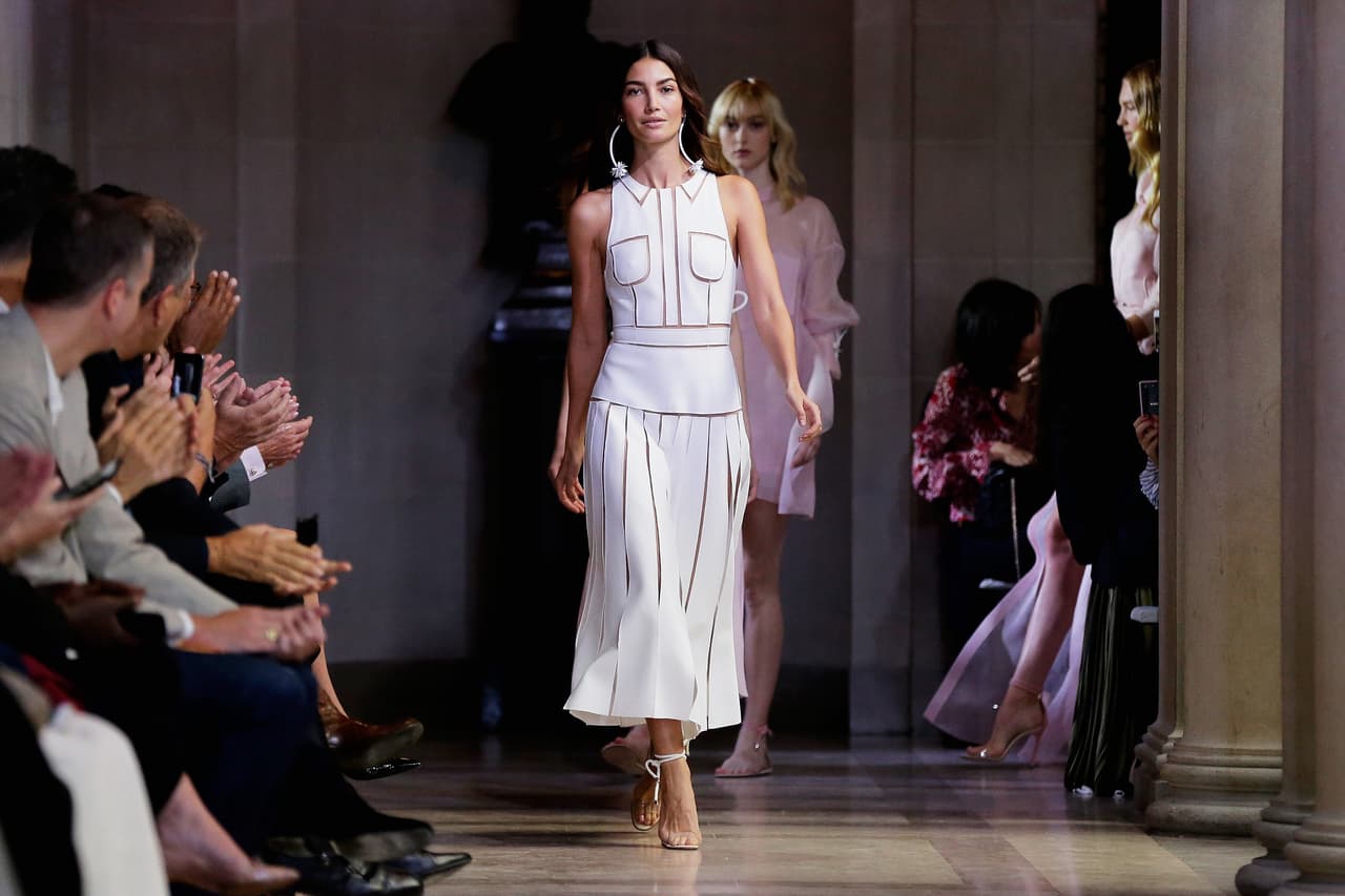 Además del rosa, herrera usó como colores básicos de su colección Primavera - Verano 2016 el blanco y el azul marino.