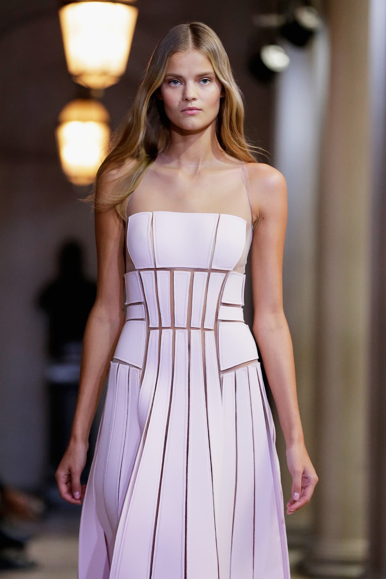 Como la gran maestra del diseño que es, Carolina Herrera presentó diseños con transparencias finas y delicadas.