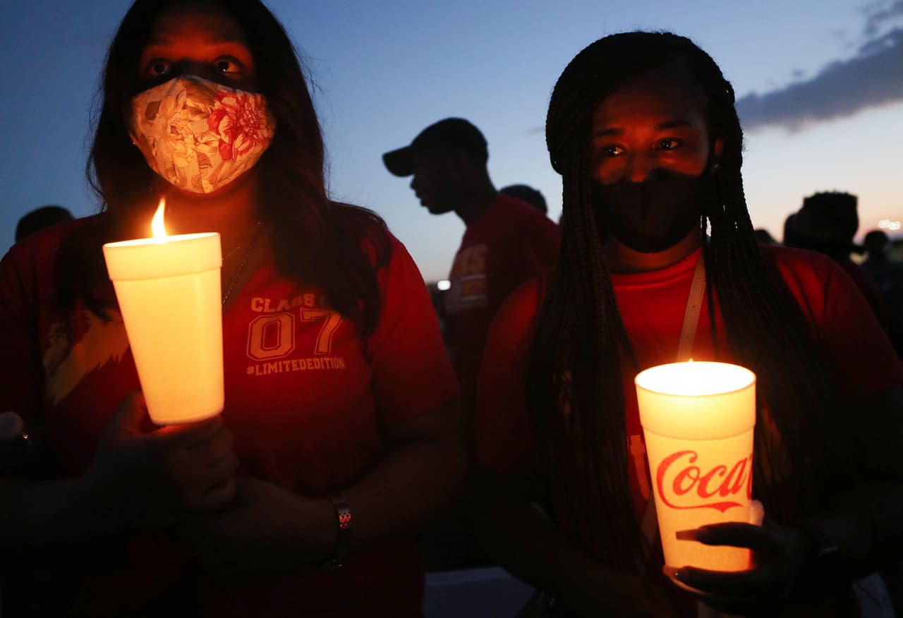 Exalumnos y estudiantes de la Escuela Secundaria Jack Yates en Houston, Texas, participan en una vigilia en el campo deportivo en honor a George Floyd, quien destacó como jugador de fútbol américano. Esta fue uno de los varios eventos en memora por el afroestadounidense que se ha convertido en el símbolo de la lucha contra el
<a href="https://www.univision.com/temas/abuso-policiaco">abuso policiaco</a>.