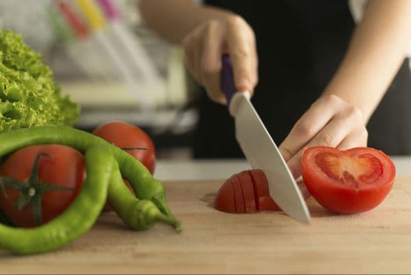 Quítale la punta a los vegetales como la cebolla o el tomate y crea una base más estable para apoyarlos, de modo tal que sea más fácil y seguro picarlos o cortarlos, explicó Sofía.
