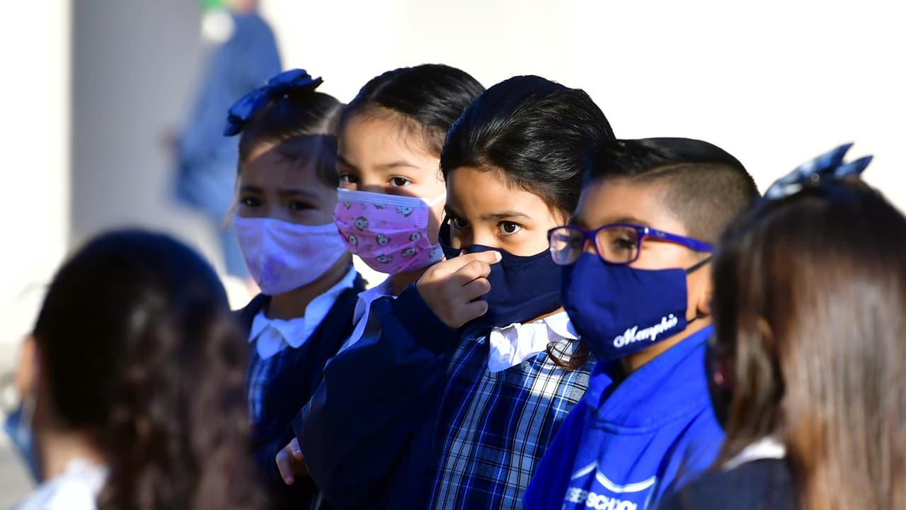 California relaja el uso de mascarilla, ¿cuándo lo harán las escuelas de Los Ángeles?