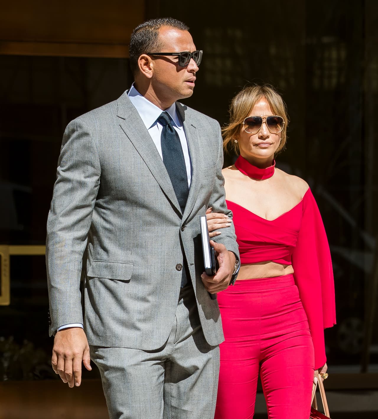 Rodríguez llegó solo al edificio y poco después se apareció López. Un par de horas más tarde salieron del brazo: él luciendo un atuendo formal de traje y corbata mientras que ella deslumbró con un crop top rojo a juego con un par de pantalones y altísimos stilettos.