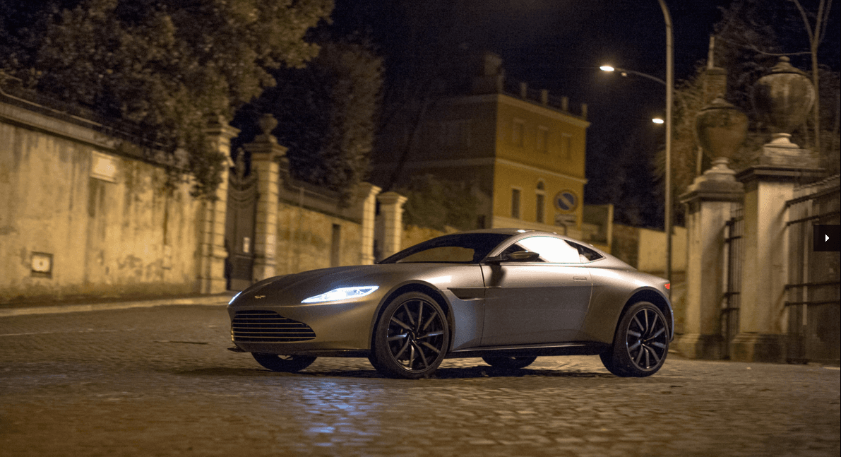 En un vehículo así, la guapa Taylor bien podría usar uno diferente cada día durante dos meses para que no se le desgasten las llantas.