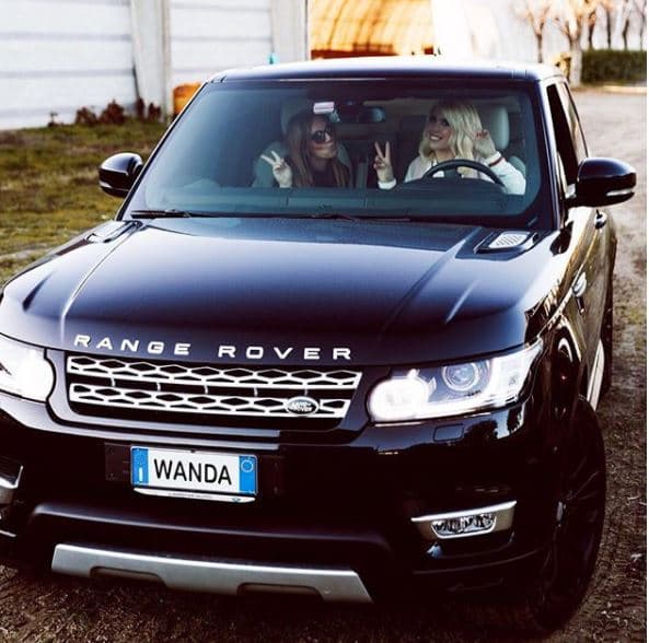 Esta 
<b>Range Rover Sport </b>sí es de Wanda, ya que porta la placa con su nombre. Para ella es un vehículo perfecto para una salida con amigas.