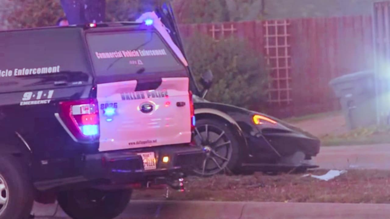 La respuesta de 
<a href="https://dallascityhall.com/departments/fire-rescue/Pages/default.aspx" target="_blank">Dallas Fire-Rescue (DFR)</a> fue rápida, con
<b> unidades arribando al lugar apenas cinco minutos después de la llamada de emergencia al 911</b>. El informe preliminar indica que 
<b>el vehículo impactó un árbol dentro de una zona escolar</b>. Los cuerpos de los dos hombres, identificados como 
<b>Cristóbal Flores Espino, el conductor de 29 años, y Robert Rocha, de 31</b>, quedaron atrapados en la escena y fueron inaccesibles para los bomberos, requiriendo 
<b>una operación de rescate para que el personal del Médico Forense pudiera acceder y tomar posesión de los cuerpos.</b>