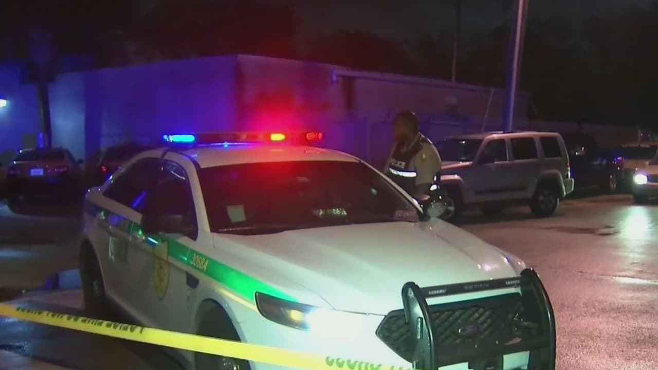Policía investiga asesinato a puñaladas de un hombre en su casa del noroeste de Miami-Dade