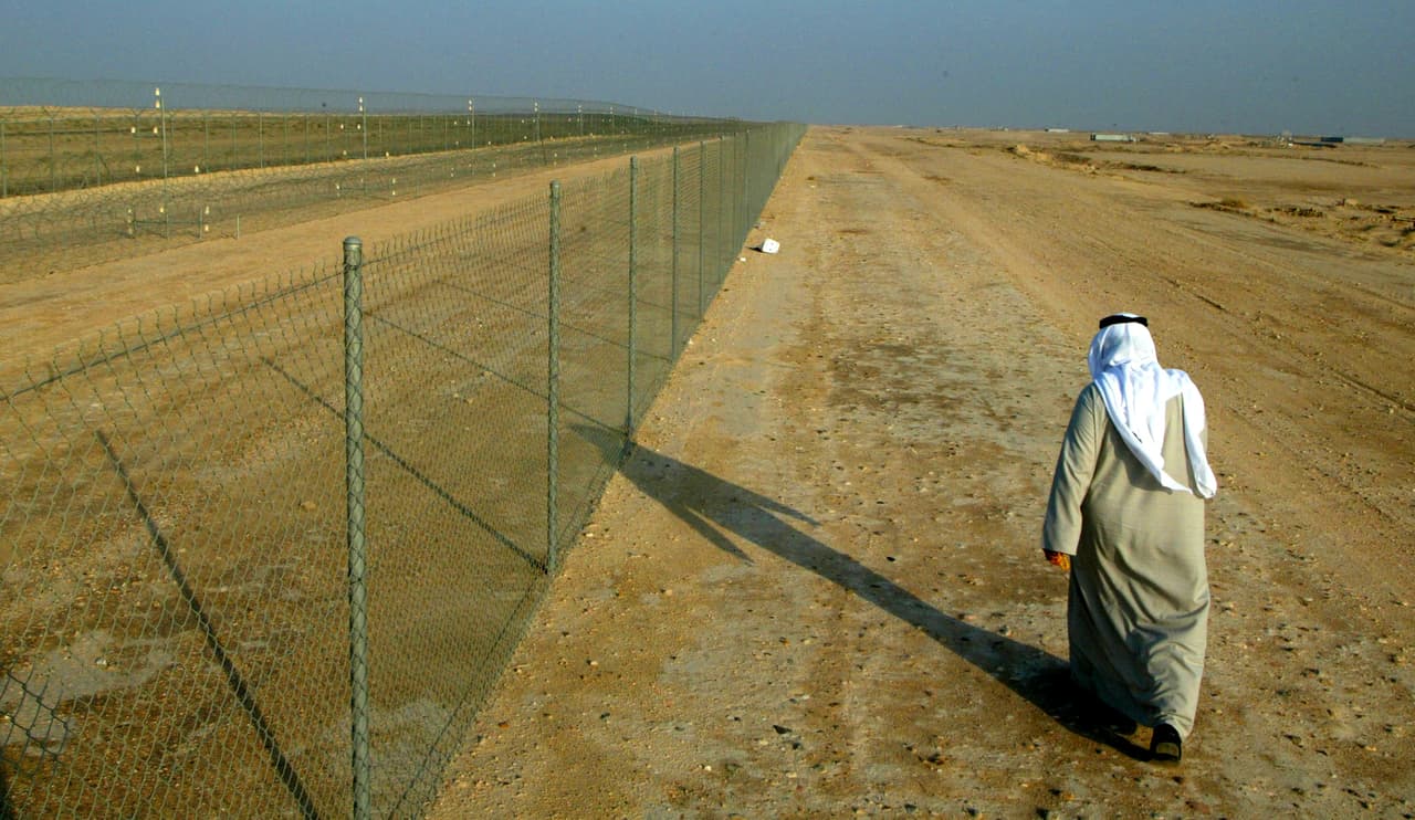 <b>Kuwait - Irak.</b> Un foso de 225 kilómetros de longitud, por ocho metros de anchura y paralelo a una valla metálica, separa a Kuwait de Irak. Desde que tropas Iraquíes invadieran Kuwait, en agosto de 1990. 
<br>