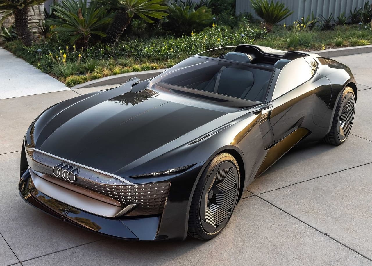 <h3 class="cms-H3-H3"><b>Audi skysphere concept</b></h3>
<br>
<br>El nuevo prototipo convertible muestra la filosofía de diseño y las tecnologías que el fabricante alemán pretende usar en sus próximos modelos de producción. Una de sus características más llamativas es que puede ajustar la distancia entre ejes en casi 10 pulgadas. El modo de manejo Sport usa una distancia corta, mientras que el modo Grand Touring la extiende para dar lugar a un habitáculo más espacioso. En esta última configuración, el volante y los pedales también se guardan dentro del tablero y se activa un sistema de conducción autónoma de nivel 4.
<br>