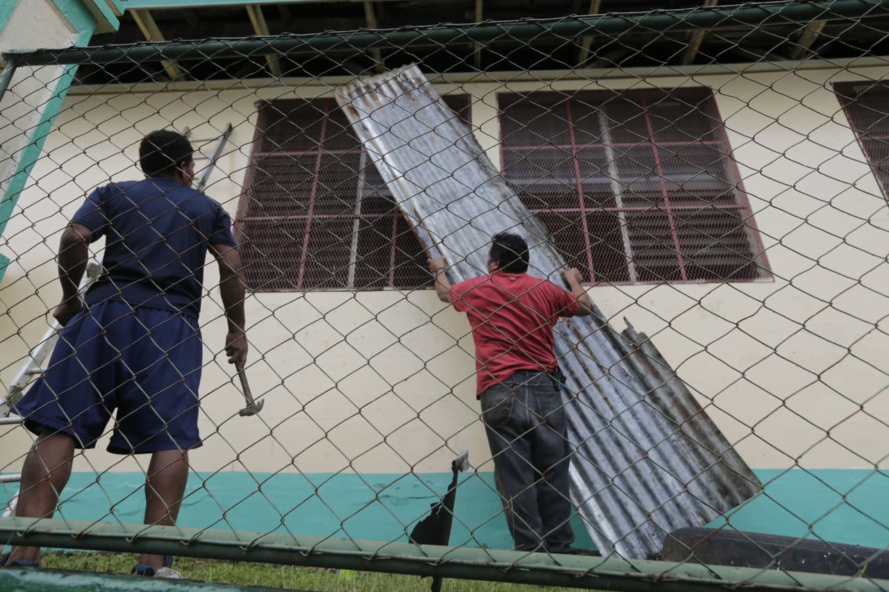 Algunos habitantes de Nicaragua protegen las ventanas de los vientos del huracán Otto. 23 de noviembre. 
<br>