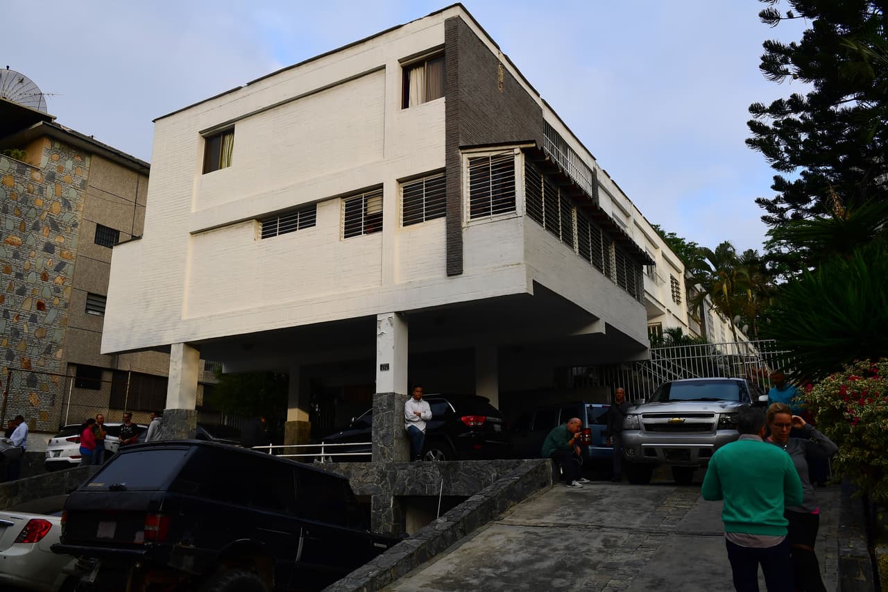 El diputado opositor Sergio Vergara, vecino de Marrero dijo que a las 2:00 am más de 40 funcionarios encapuchados ingresaron a su vivienda, preguntando por la mano derecha del presidente interino Juan Guaidó.