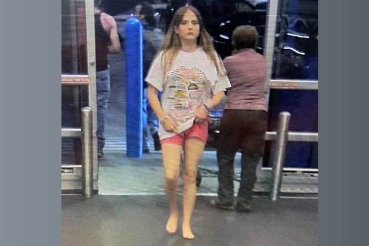 La búsqueda se intesinficó cuando fue vista a través de la cámara de seguridad de la tienda Walmart. La adolescente estaba descalza cuando ingresó al lugar.