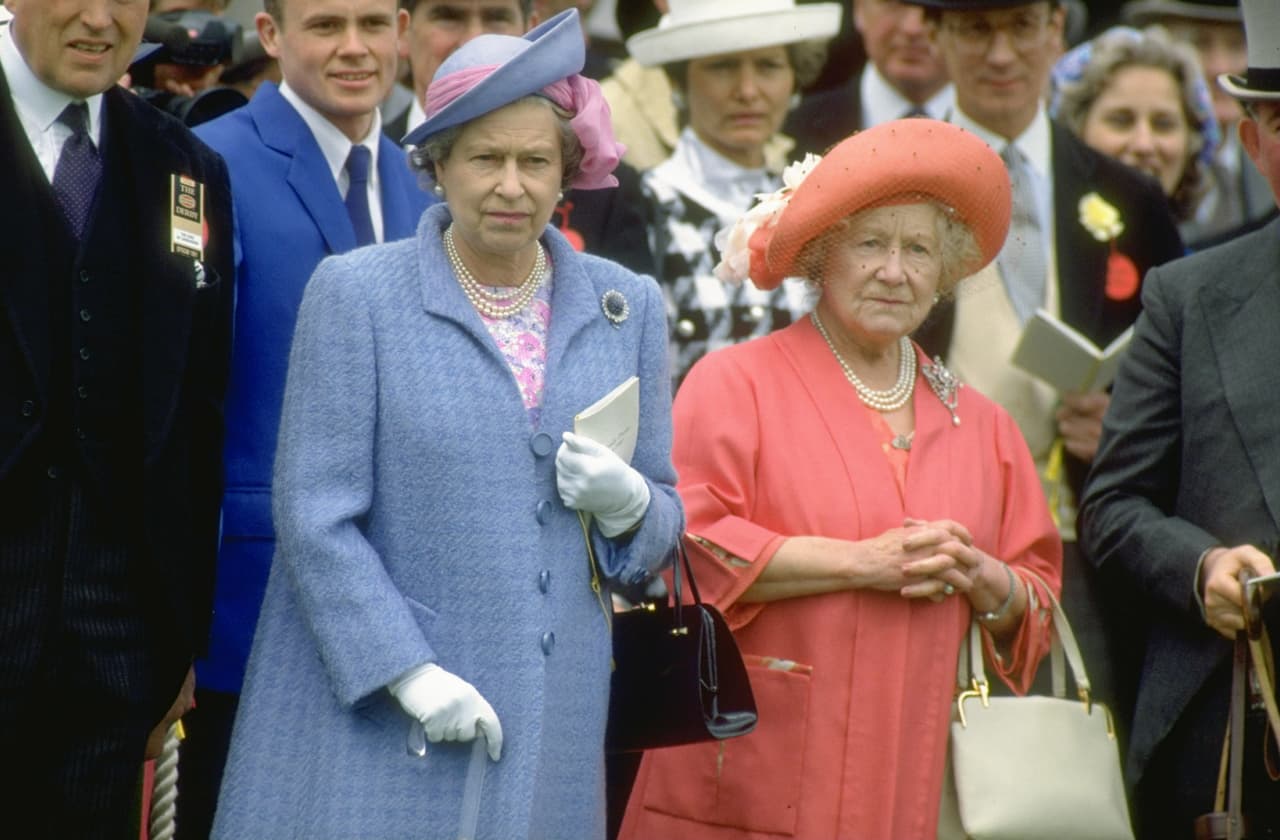 Este título es el que adoptó la madre de la reina Isabel II después de que murió el rey Jorge VI con el fin de evitar confusiones con el nombre de su hija.