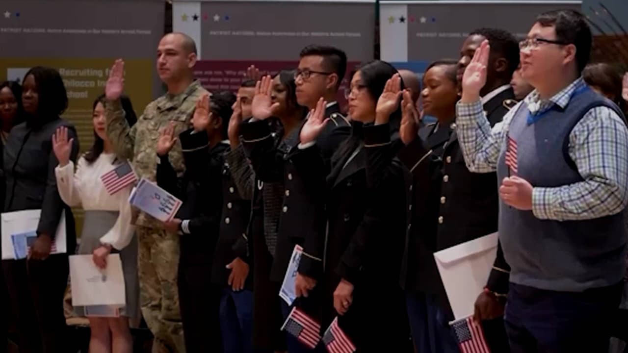 Miles de jóvenes inmigrantes avanzan hacia la residencia permanente en EEUU