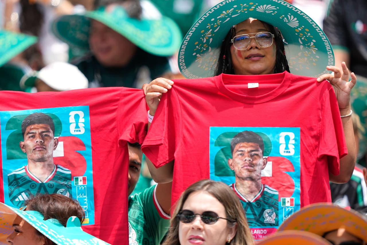 Aficionados mexicanos en las gradas sostienen camisetas con la imagen del mexicano Jesús Gallardo antes del inicio del partido de fútbol del Grupo A de la Copa del Mundo entre México y Sudáfrica.
