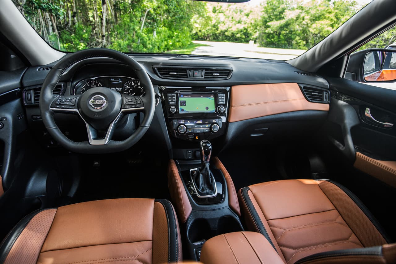 En la cabina Nissan introduce nuevos acabados en las puerta y el panel de instrumentos y controles que le dan un aire menos pedestre, algo muy necesario para darle credibilidad al paquete
<i>Platinum Reserve</i> (en la imagen).