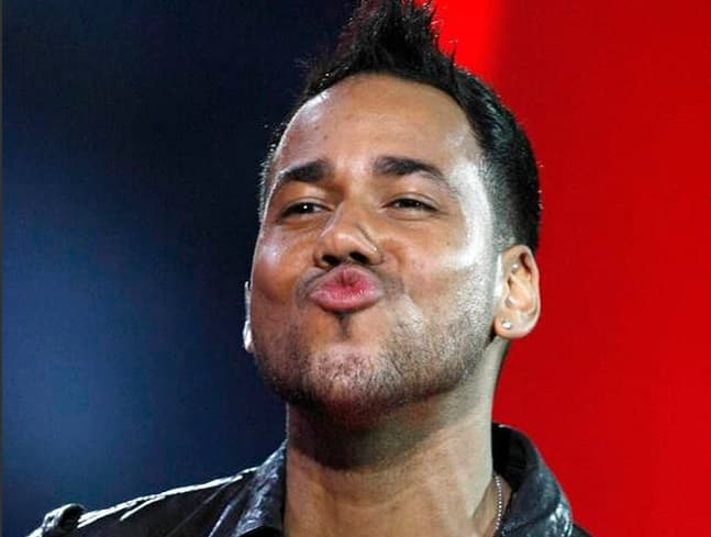 ¿Quién quiere beso? El 'Rey de la Bachata' siempre está muy puesto para complacer.