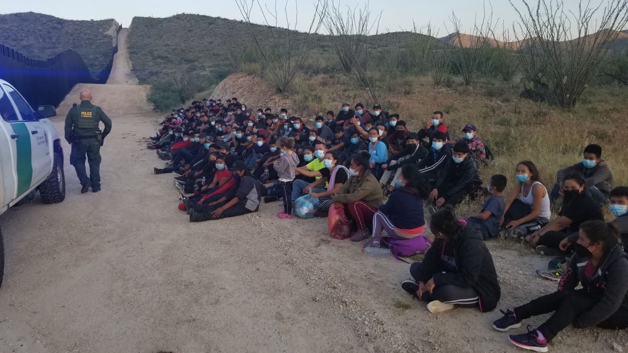 Un grupo de 160 migrantes de Costa Rica, El Salvador, Guatemala, Honduras y Nicaragua fue detenido frente al muro fronterizo, casi 130 eran niños no acompañados. El grupo fue trasladado para su procesamiento a Tucson.