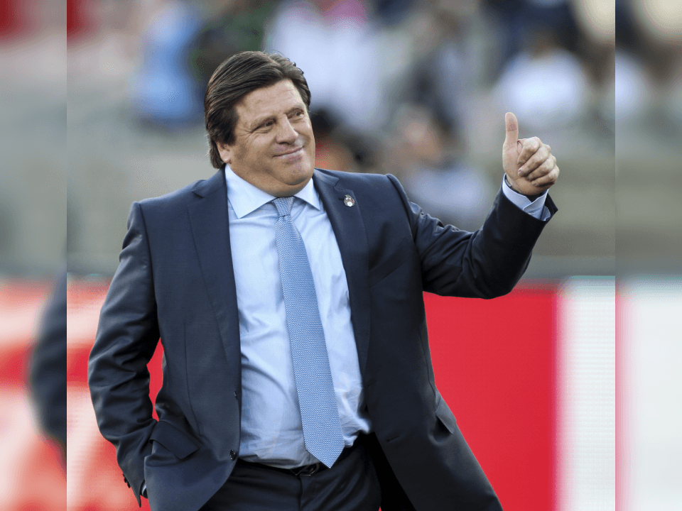 El director técnico guarda la distancia, encerrado para que no se propague el virus y cuidándose para cuidar a los demás.