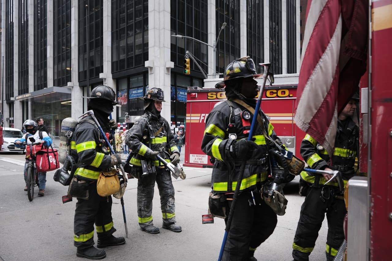 Los bomberos acudieron a sofocar un incendio en un edificio en construcción de 49 pisos.
<br>
