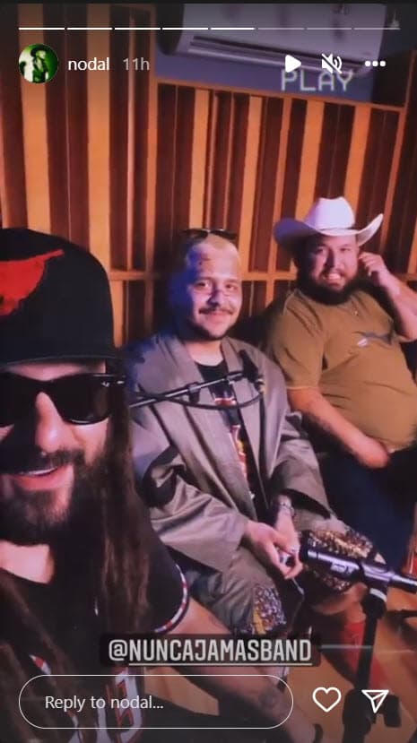 El cantautor, de 23 años, salió al escenario con un
<b>símbolo prehispánico del pueblo seri</b> pintado en su rostro, tribu oriunda de Sonora.
<br>