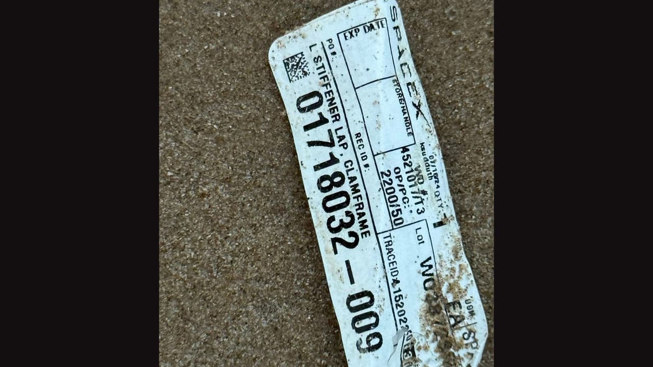 Una lámina con logo de SpaceX encontrada en Playa Bagdad por activistas (Foto: Conibio Global)