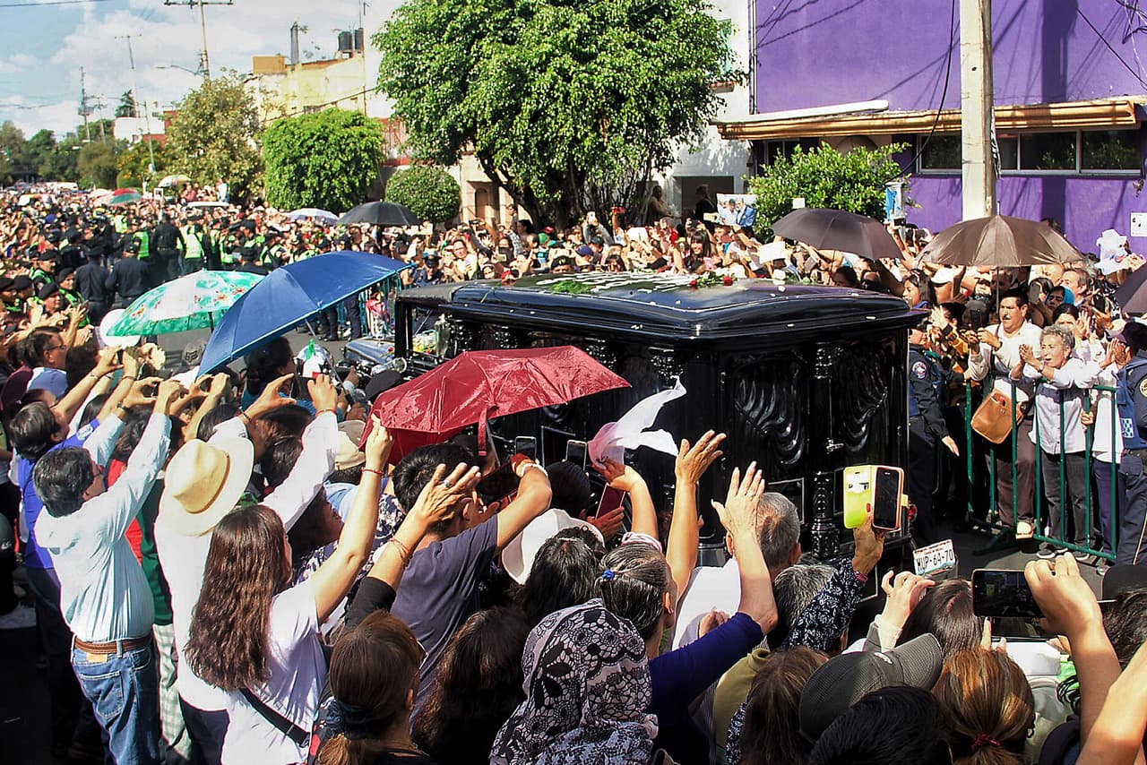 Después del homenaje en la Basílica de Guadalupe, las cenizas del intérprete de 'El triste' fueron trasladadas a la colonia Clavería, lugar donde nació y creció. Ahí, miles de personas aguardaban el paso de la carroza para darle el último adiós.