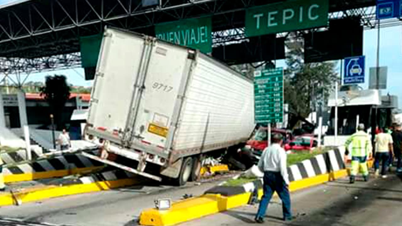 Banda de regional mexicano sufre aparatoso accidente