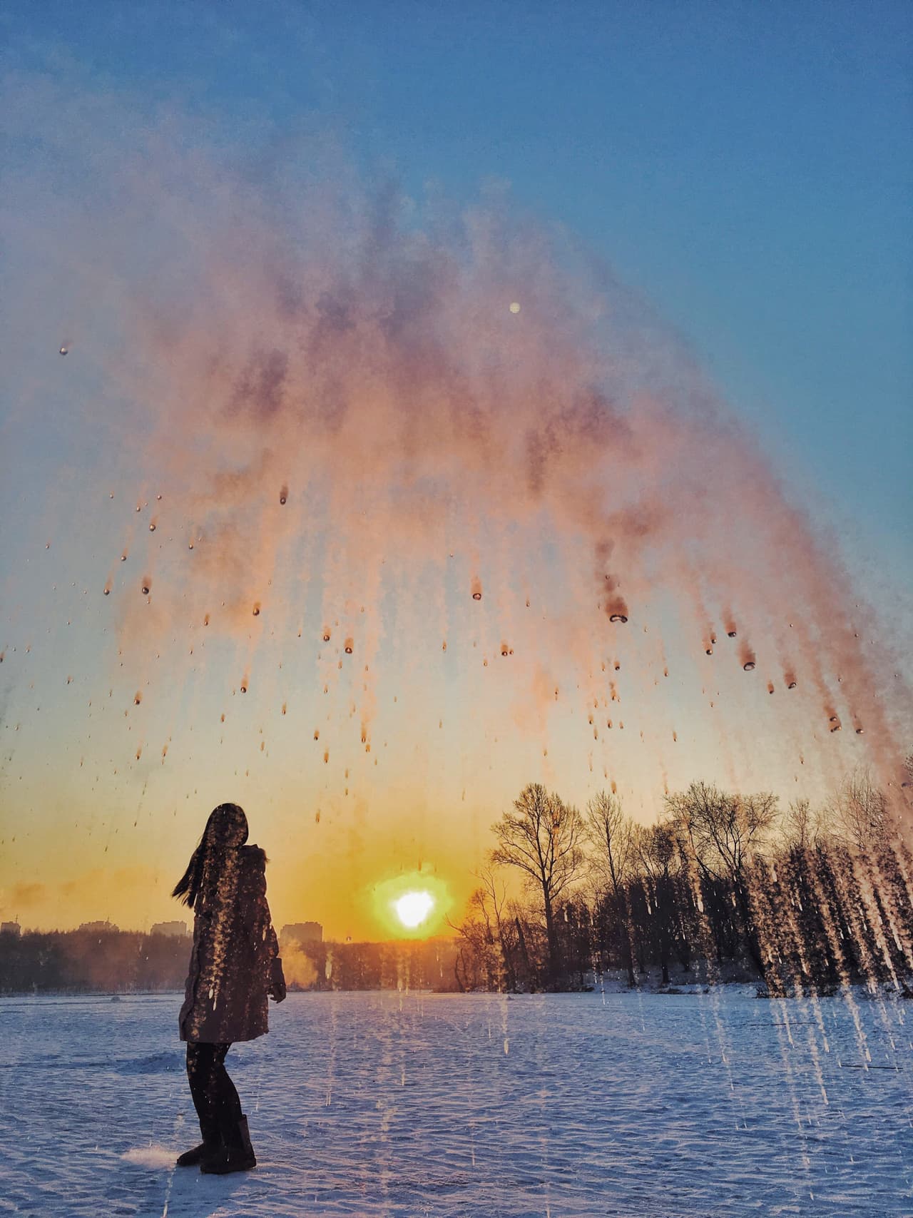Un estudiante de la Jilin Agricultural University lanza agua al aire para ver cómo se congela al instante el 25 de enero de 2016 en Changchun, China.