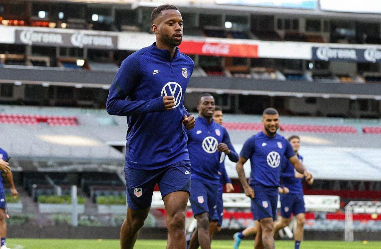 Kellyn Acosta, entrenando en el Estadio Azteca