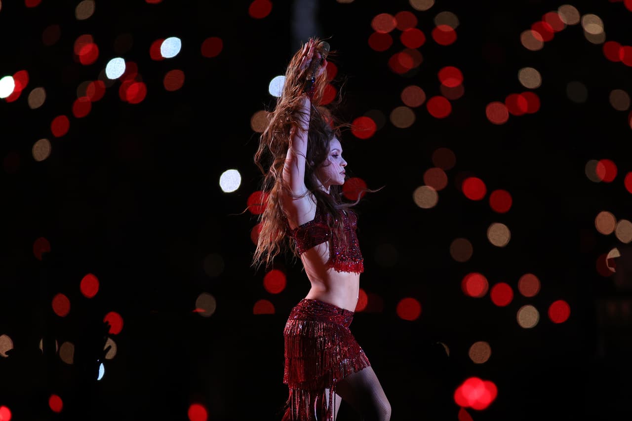 Shakira, por su parte, se apoyó en la característica principal de sus actuaciones: el belly dance. La cantautora colombiana dejó claro que 
<b><a href="https://www.univision.com/shows/despierta-america/la-lengua-de-shakira-se-volvio-viral-y-es-la-protagonista-de-los-memes-mas-divertidos-del-super-bowl-video">sus caderas no mienten y su abdomen tiene vida propia.</a></b>