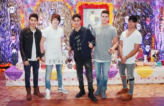 En México acompañaron al cantante español Abraham Mateo en el Auditorio Nacional.