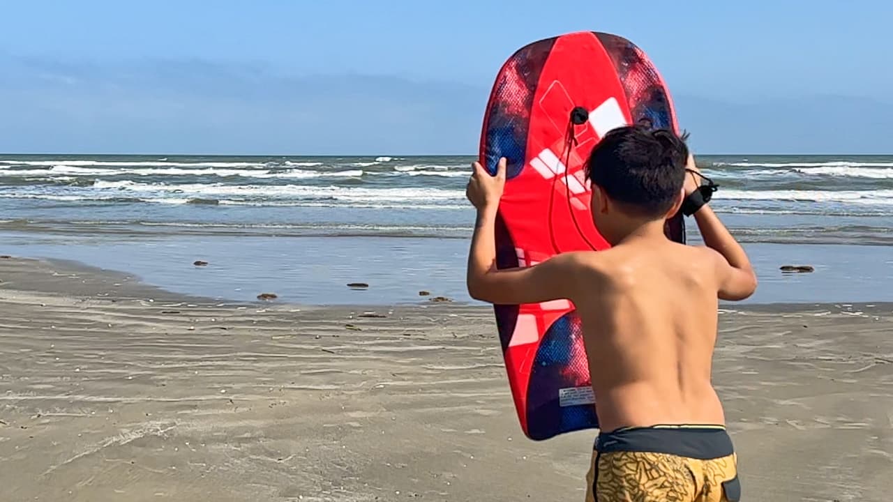 Los más chicos de la familia pueden disfrutar de las olas con sus tablas de surfear. Por lo general el olaje no está muy fuerte, pero igual se recomienda que los adultos estén muy atentos a los niños y tengan claro que no hay personal salvavidas en esta parte del parque.