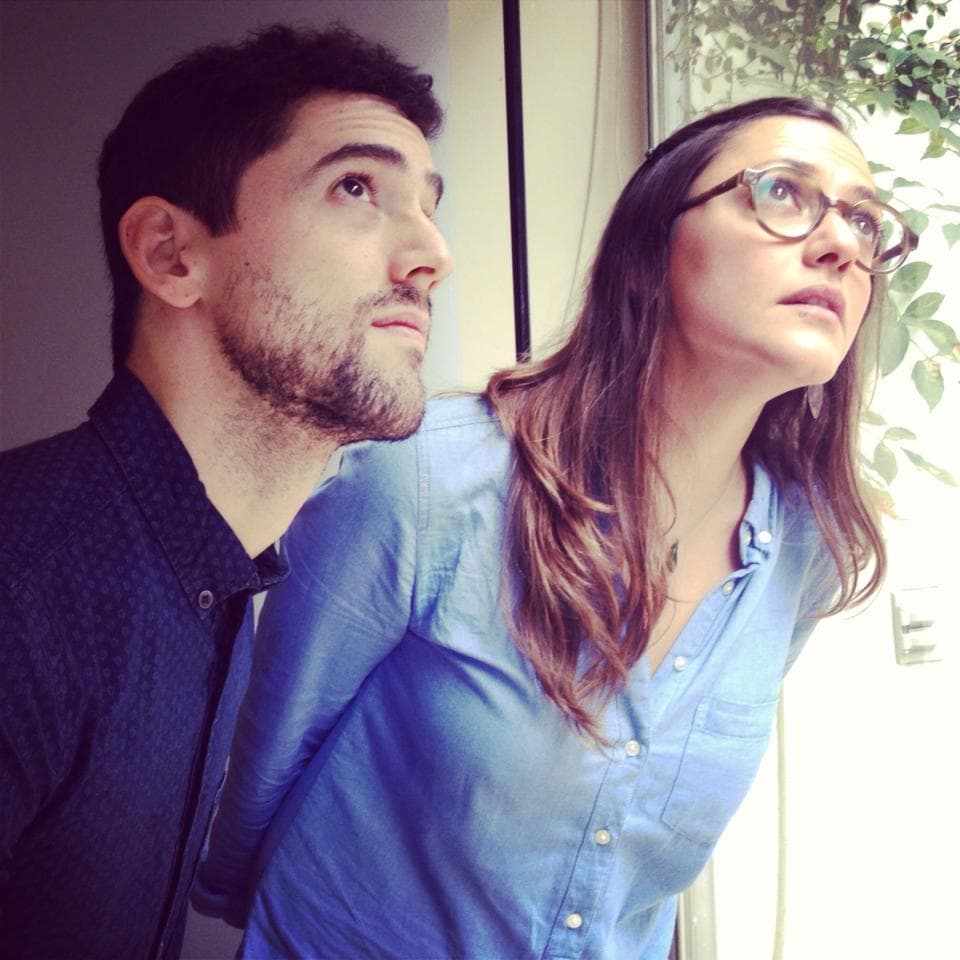 "Siempre me pareció curioso que a la gente le guste tomarse fotos con gente famosa" nos contó Andrea en una entrevista telefónica sobre un proyecto que comenzó en el 2011 y que continúa alimentando hasta la fecha. Ella aparece en todas las tomas, como en ésta con el actor Luis Gerardo Méndez "viendo pasar aviones".