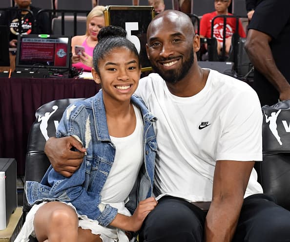 El 26 de enero se cumple 
<b>un año del <a href="https://www.univision.com/shows/el-gordo-y-la-flaca/la-muerte-de-kobe-bryant-junto-a-su-hija-gianna-y-otros-eventos-que-estremecieron-la-vida-en-los-angeles-en-el-2020-video">accidente aéreo</a> donde Kobe Bryant, su hija Gianna</b> y siete personas más perdieron la vida.
<br>