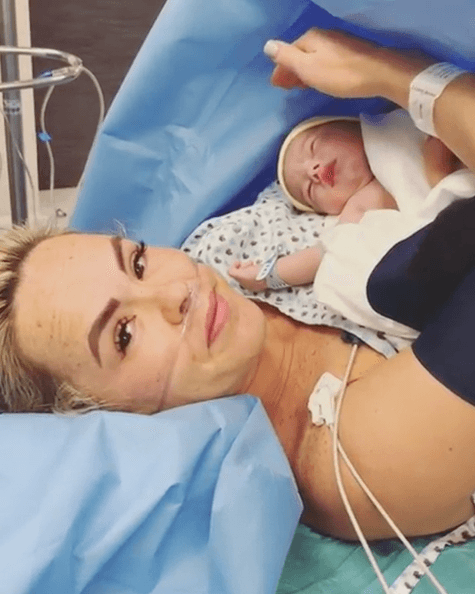 A través de su perfil de Instagram, Adal y Karla de la Mora dieron a conocer la llegada de su primer hijo en común.