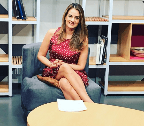 Durante esa misma etapa Carmen Armendáriz eligió a Flor Rubio para presentar la sección de espectáculos.