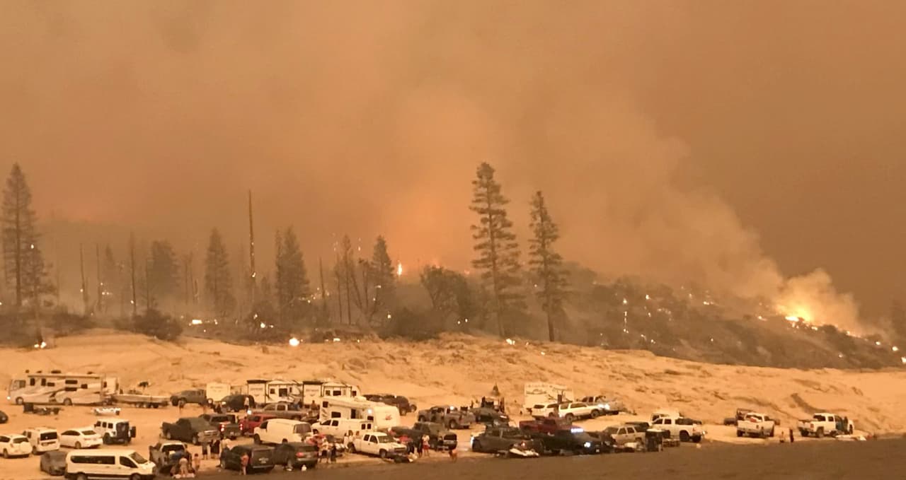 Los turistas rescatados dijeron que el viento cambió y en menos de 30 minutos ya estaban atrapados por el fuego. 
<br>
