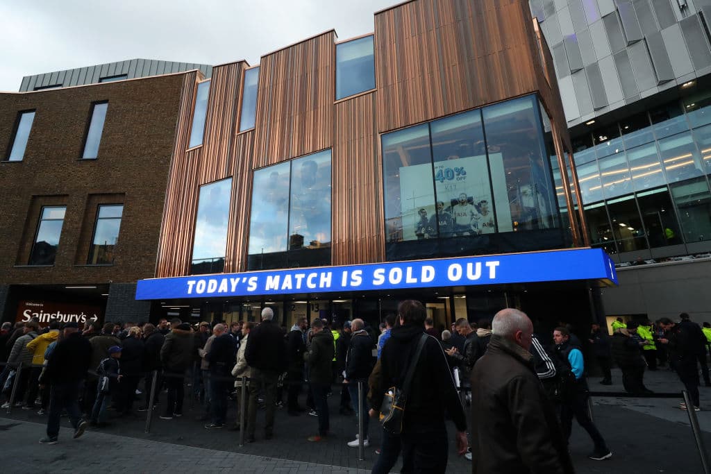 Y el Tottenham inauguró su nuevo estadio con una victoria por 2-0 ante el Crystal Palace, poniendo fin a una racha de cinco partidos sin ganar en la Premier, para dejar atrás a Arsenal y quedar provisionalmente en el tercer lugar.