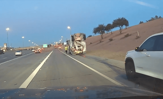 Según las investigaciones preliminares, 
<b>el conductor del camión no frenó a tiempo, lo que provocó el accidente</b>. Por ello, recibirá al menos una multa, mientras las indagatorias continúan, para determinar qué fue exactamente lo que le hizo golpear a los otros vehículos.