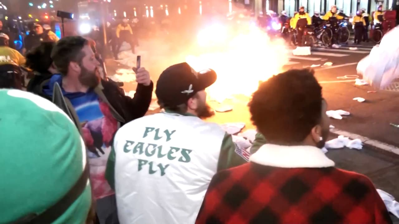 Los aficionados de los Eagles se volcaron al centro de Filadelfia para celebrar la victoria sobre Kansas City Chiefs en Nueva Orleans el 9 de febrero. Algunos prendieron fuego a toallas y sábanas provocando incendios en las calles mientras otros se subían a los semáforos. La policía tuvo que dispersar a la multitud luego de que la celebración se salió de control.  